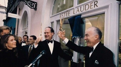 фотография открытия магазина Estee Lauder